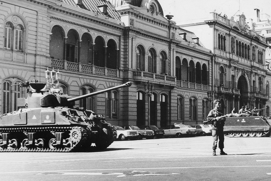 Аргентинские военные у президентского дворца Каса Росада после государственного переворота и свержения президента Исабель Перон, Буэнос-Айрес, Аргентина, 29 марта 1976 года 