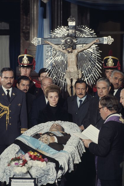 Президент Аргентины Исабель Перон у тела своего покойного супруга президента Хуана Перона, Буэнос-Айрес, Аргентина, 3 июля 1974 года 
