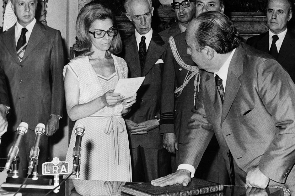 Президент Аргентины Исабель Перон приводит к присяге новый кабинет министров, Буэнос-Айрес, Аргентина, 4 февраля 1976 года 