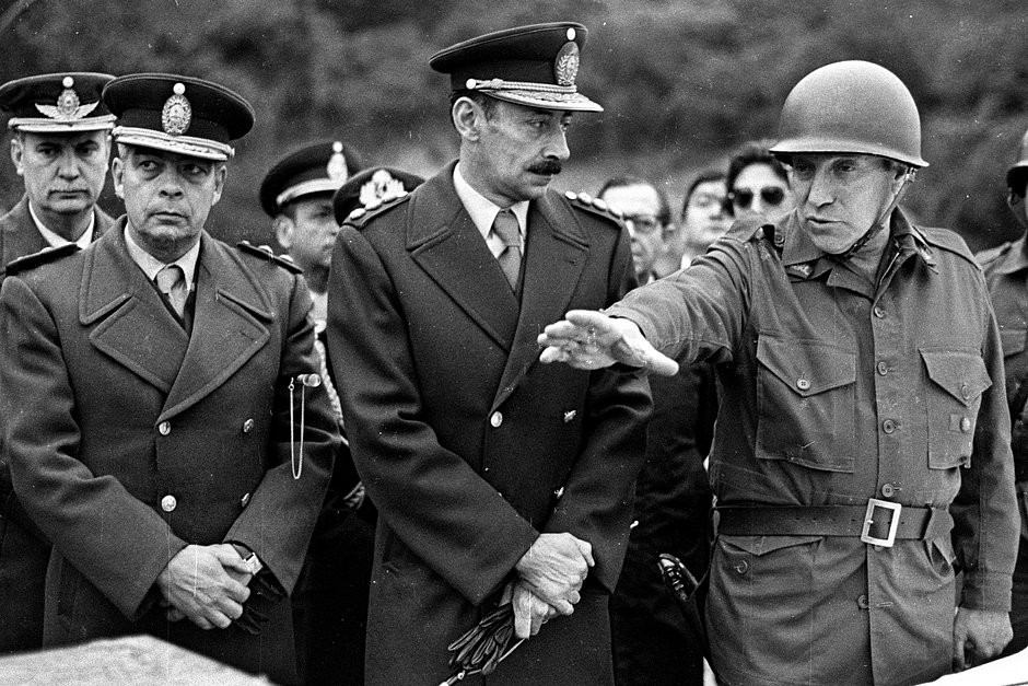 Военный диктатор Аргентины Хорхе Рафаэль Видела (в центре) с губернатором Тукумана генералом Антонио Доминго Бусси (справа) и генералом Лучано Менендесом (слева), Сан-Мигель-де-Тукуман, Аргентина, август 1977 года 