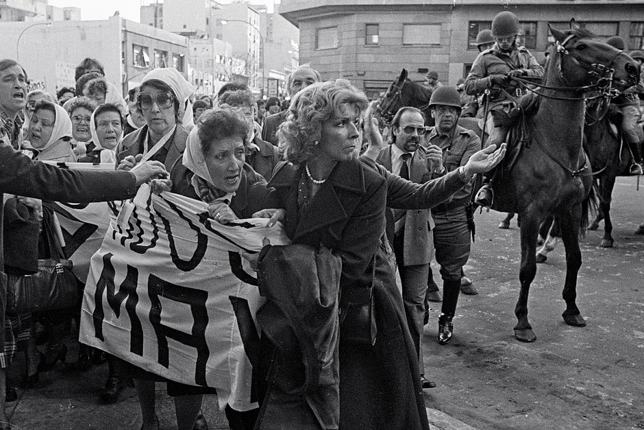 Демонстрация матерей и родственников пропавших без вести в годы «грязной войны» у президентской резиденции, Буэнос-Айрес, Аргентина, 5 октября 1982 года 
