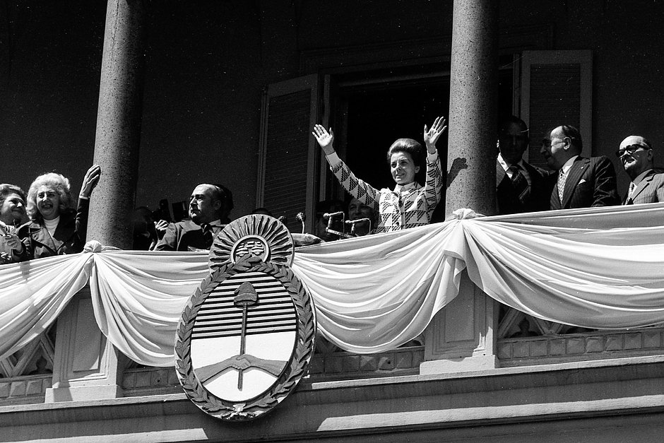 Президент Аргентины Исабель Перон на балконе Дома правительства, Буэнос-Айрес, Аргентина, 17 октября 1974 года