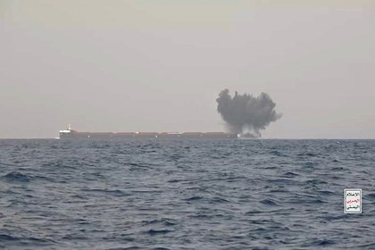 Хуситы заявили о «точном ударе» по сухогрузу в Красном море