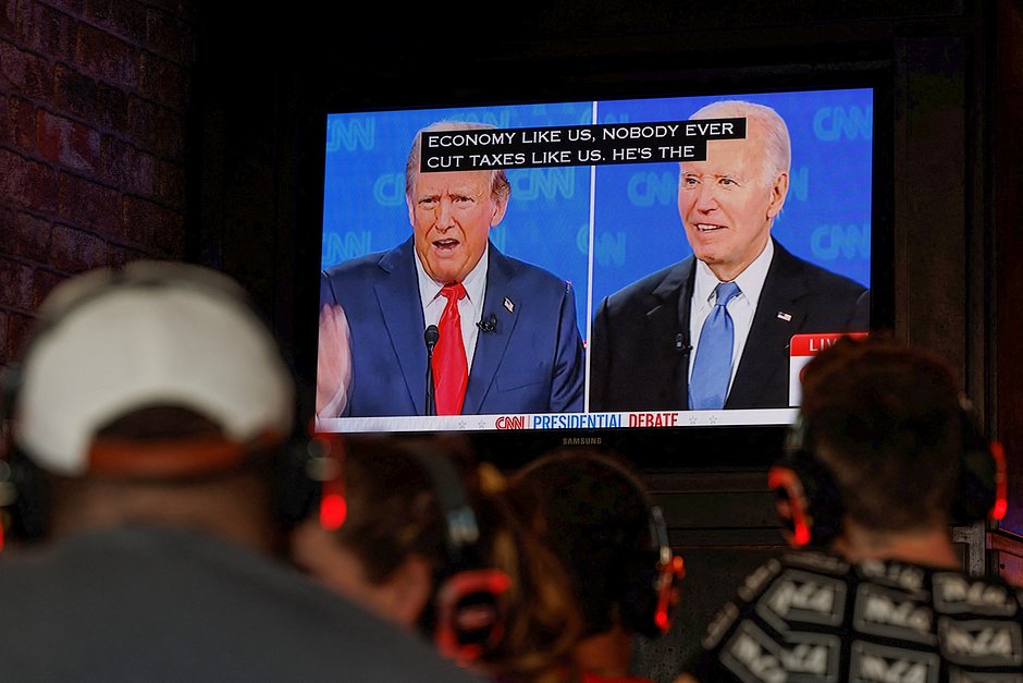 Американцы смотрят дебаты кандидатов в президенты США Дональда Трампа и Джо Байдена, США, 27 июня 2024 года