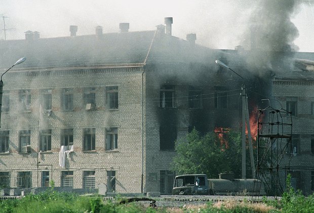 14-19 июня 1995 года. Горящее здание городской больницы Буденновска, где боевики взяли заложников