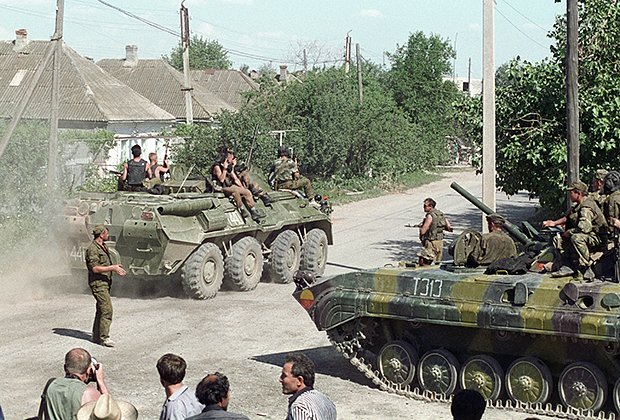 14-19 июня 1995 года. Бронетехника на улицах Буденновска, атакованного террористами во главе с Шамилем Басаевым