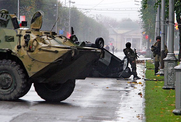 14 октября 2005 года. Сотрудники правоохранительных органов на проспекте Ленина в Нальчике после нападения террористов