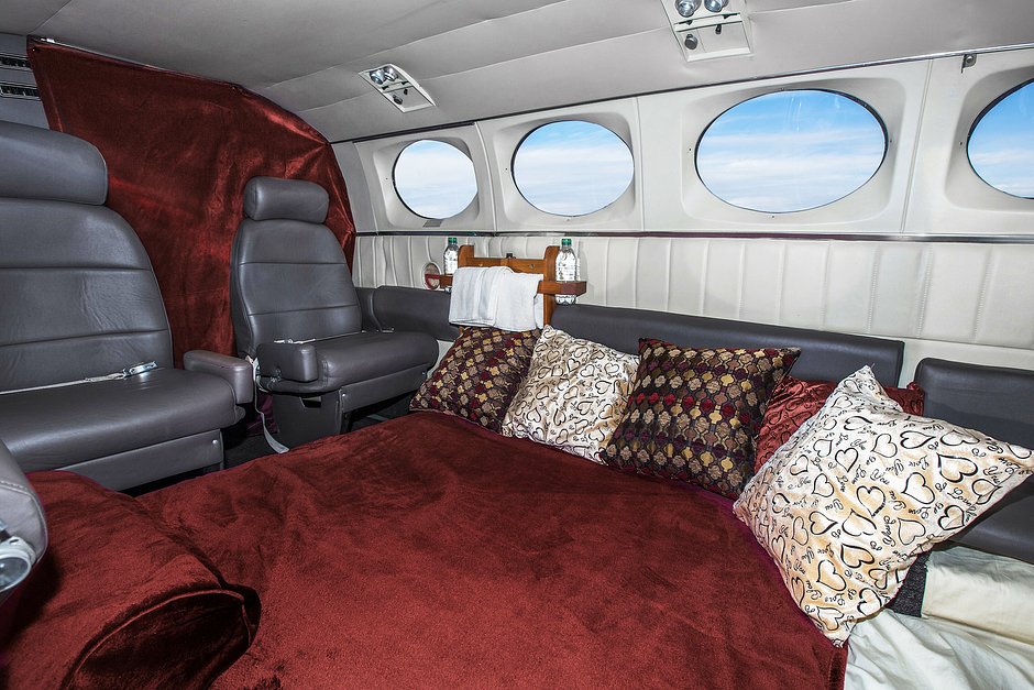 Cамолет Cessna компании Love Cloud оборудован роскошной кроватью. В стоимость также включены дополнительные услуги, такие как трансфер на лимузине в аэропорт и обратно, шоколад и шампанское