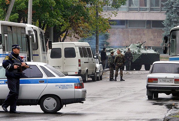 14 октября 2005 года. Сотрудники правоохранительных органов у здания Музыкального театра в Нальчике после нападения террористов