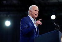 Жена Байдена заступилась за него после дебатов с Трампом. Что сказала первая леди США? 