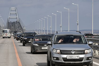В Крыму перед мостом образовалась пробка из сотен машин