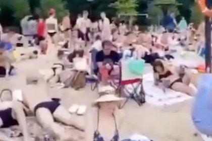 Переполненный отдыхающими пляж в Москве попал на видео