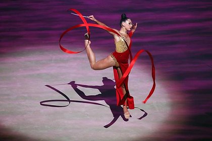 Российская гимнастка-чемпионка показала фото в платье с глубоким вырезом на спине