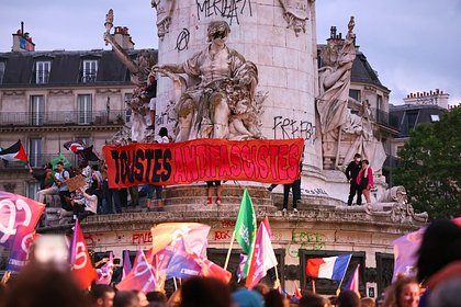 Левые узнали результаты выборов в парламент Франции и вышли на масштабный митинг