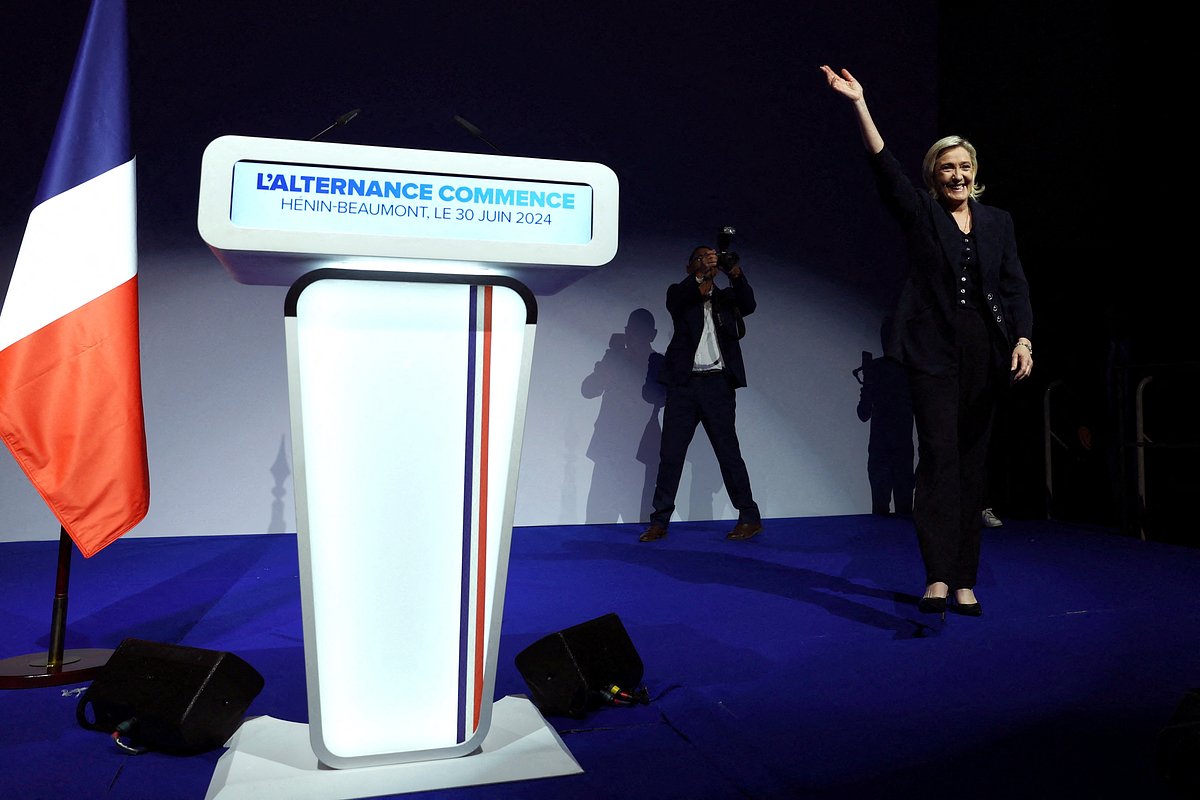 Лидер «Национального объединения» Марин Ле Пен выступает перед своими сторонниками в коммуне Энен-Бомон, Франция, 30 июня 2024 года