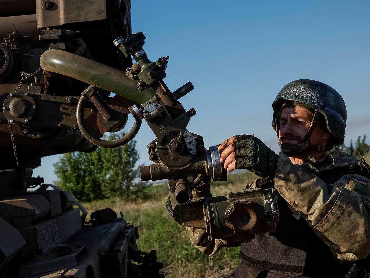 В Донецке в жилой дом попал кассетный боеприпас: Украина: Бывший СССР:  Lenta.ru