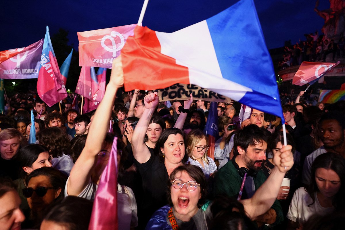 Сторонники «Нового народного фронта» протестуют из-за победы «Национального объединения» в первом туре парламентских выборов. Париж, Франция, 30 июня 2024 года