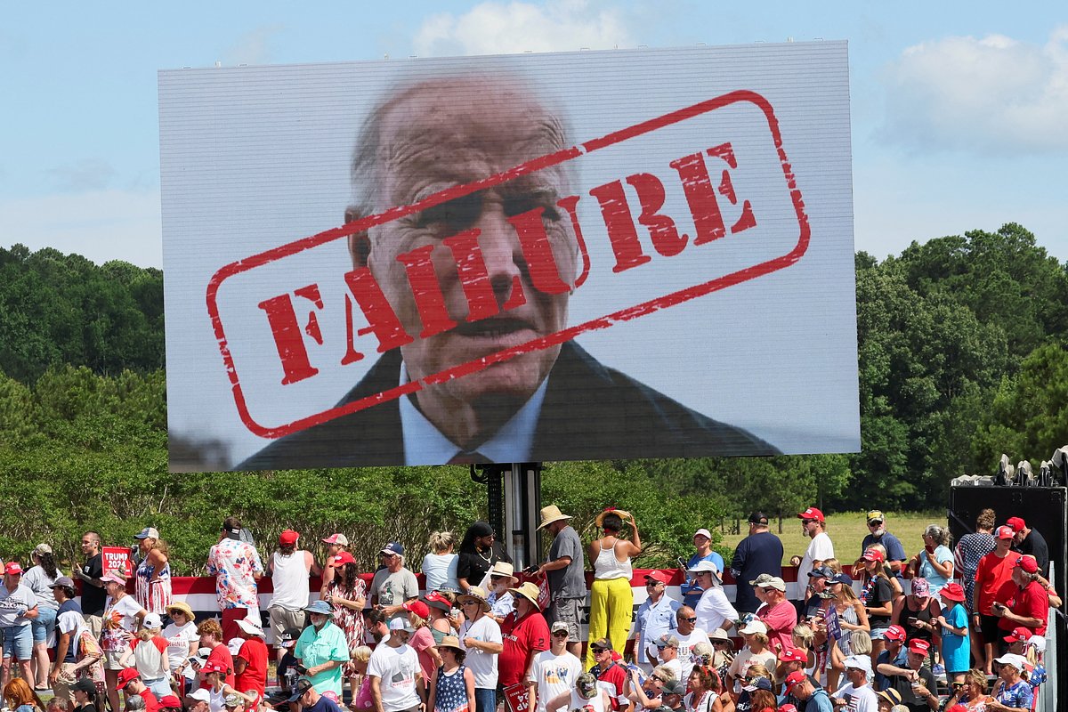 Билборд с изображением президента США Джо Байдена на предвыборном митинге Дональда Трампа в Чесапике, штат Вирджиния, 28 июня 2024 года. Надпись на билборде: «Провал»