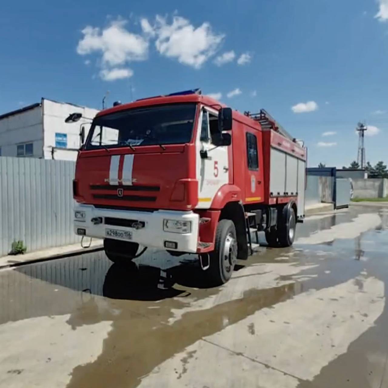 Бензовоз взорвался на улице российского города: Происшествия: Россия:  Lenta.ru