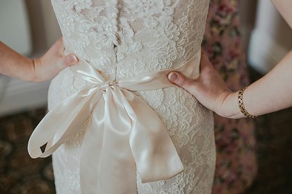 Мать оценила свадебное платье дочери и была обругана в сети