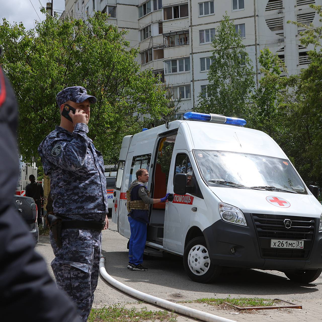 В России пять человек пострадали при попадании снаряда ВСУ в жилой дом:  Происшествия: Россия: Lenta.ru