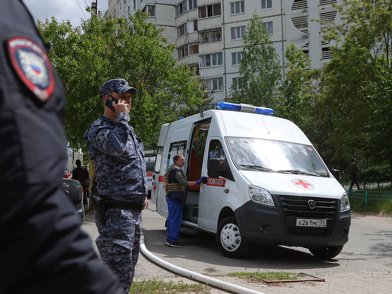 В России пять человек пострадали при попадании снаряда ВСУ в жилой дом:  Происшествия: Россия: Lenta.ru