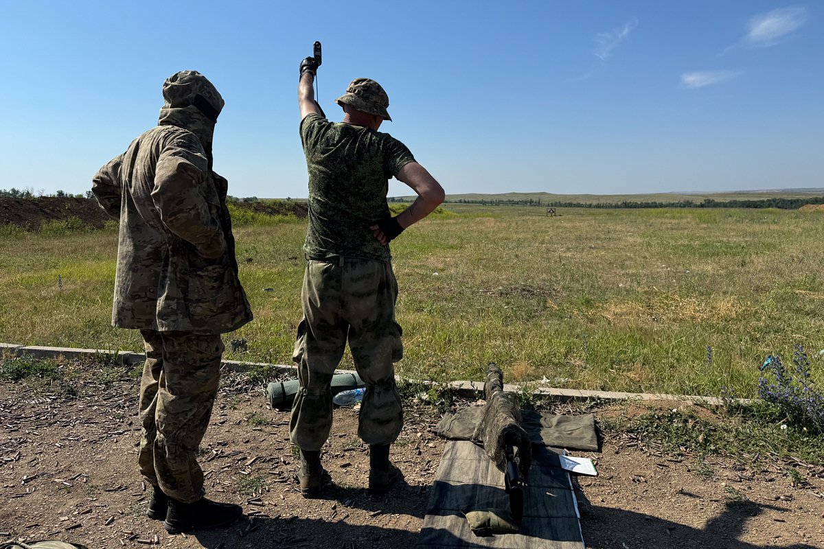 Инструкторы Сыч и Суета измеряют скорость ветра на военном полигоне, зона проведения специальной военной операции, май 2024 года