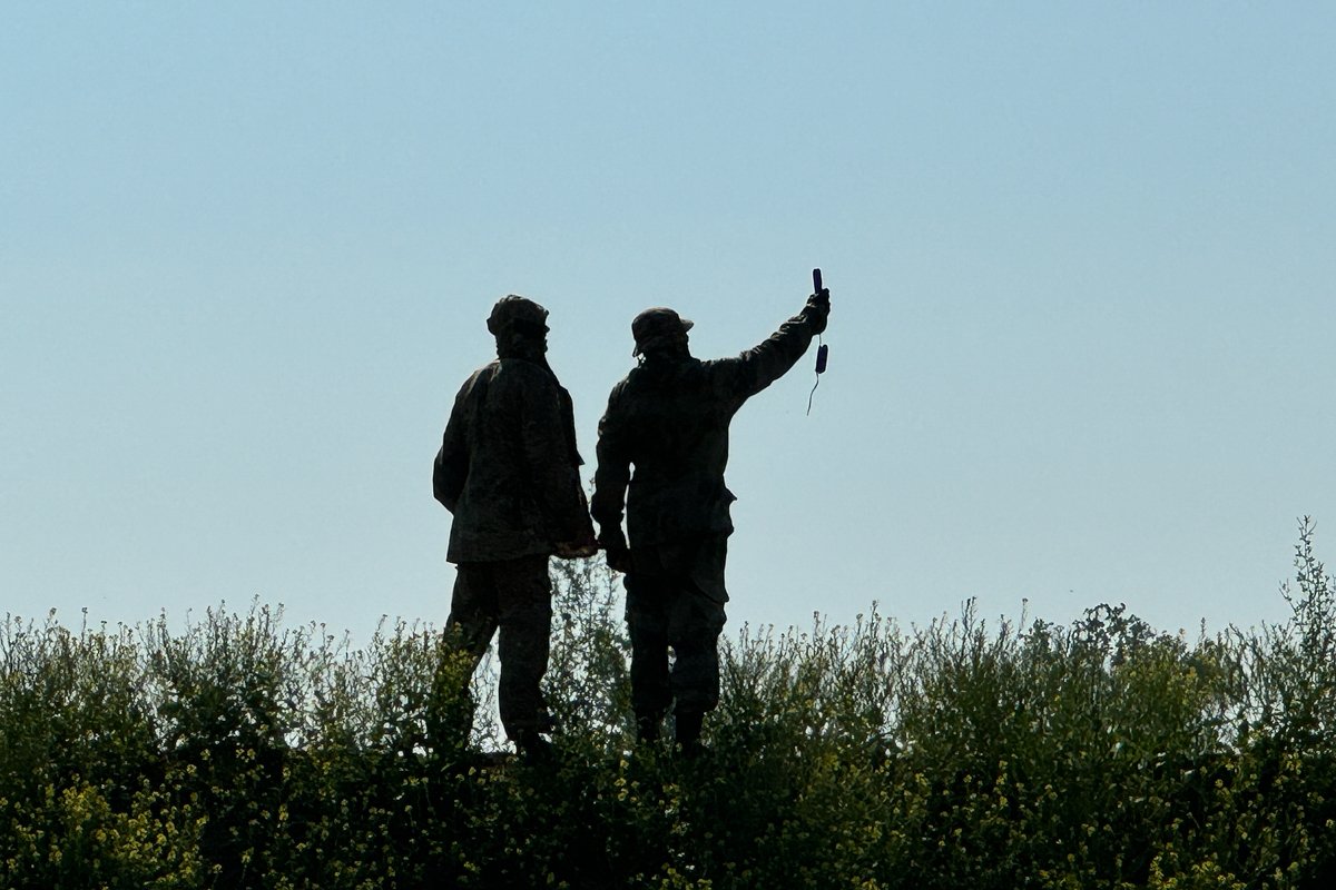 Инструкторы снайперской школы измеряют скорость ветра на полигоне, зона проведения специальной военной операции, май 2024 года