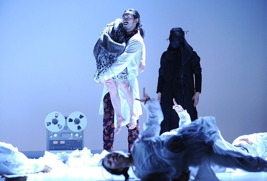 Сцена из спектакля «Безымянный яд — Черный монах» в постановке японского хореографа Дзе Канамори