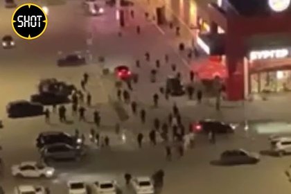 В российском городе неизвестные устроили массовую драку со стрельбой около ТЦ