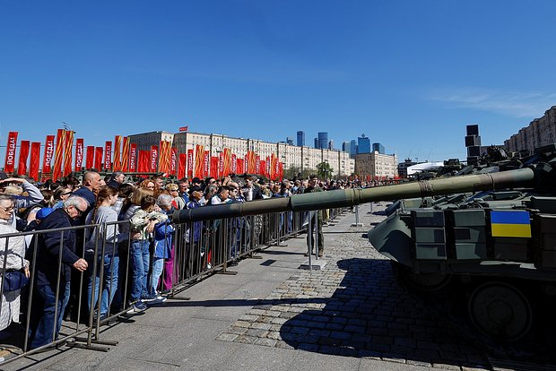 Украинский Т-64 на выставке трофейной техники ВСУ на Поклонной горе в Москве