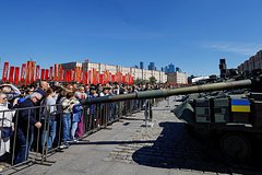 Украинский Т-64 на выставке трофейной техники ВСУ на Поклонной горе в Москве