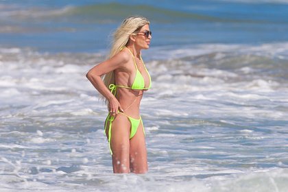 51-летняя звезда «Беверли-Хиллз 90210» показала фигуру в ярком бикини