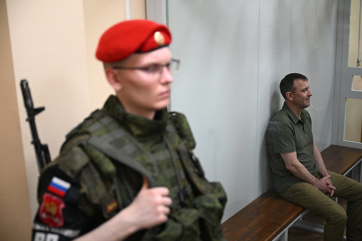 Бывший командующий 58-й армией ВС РФ генерал-майор Иван Попов (справа)