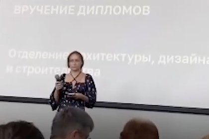 Россиянка повторила скандальное выступление выпускницы тамбовского колледжа