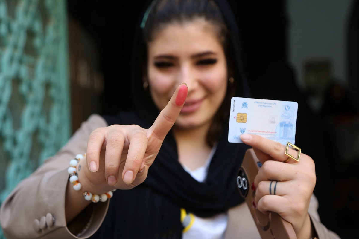 Иранка голосует во втором туре президентских выборов, Тегеран, Иран, 5 июля 2024 года
