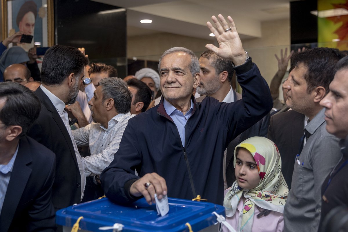 Кандидат в президенты Масуд Пезешкиан голосует в первом туре выборов на избирательном участке в Тегеране, Иран, 28 июня 2024 года