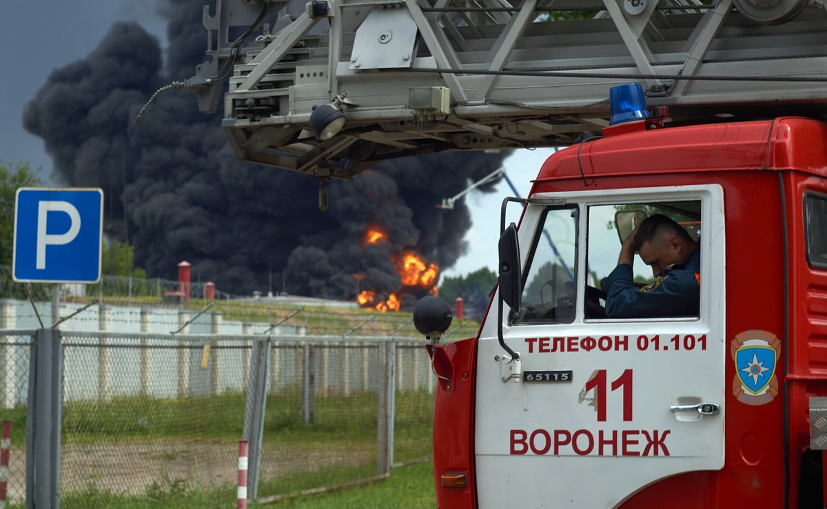 «Детонация взрывоопасных объектов продолжается». В Воронежской области после атаки ВСУ ввели режим ЧС и начали эвакуацию