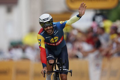 Cyclist fined for kissing at Tour de France