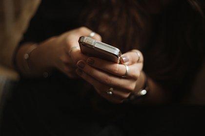 Знающая об интересе бойфренда к порно девушка проверила его телефон и задумалась о разрыве