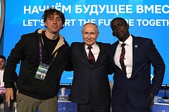 Владимир Путин и Дэвис Акампурира (справа)