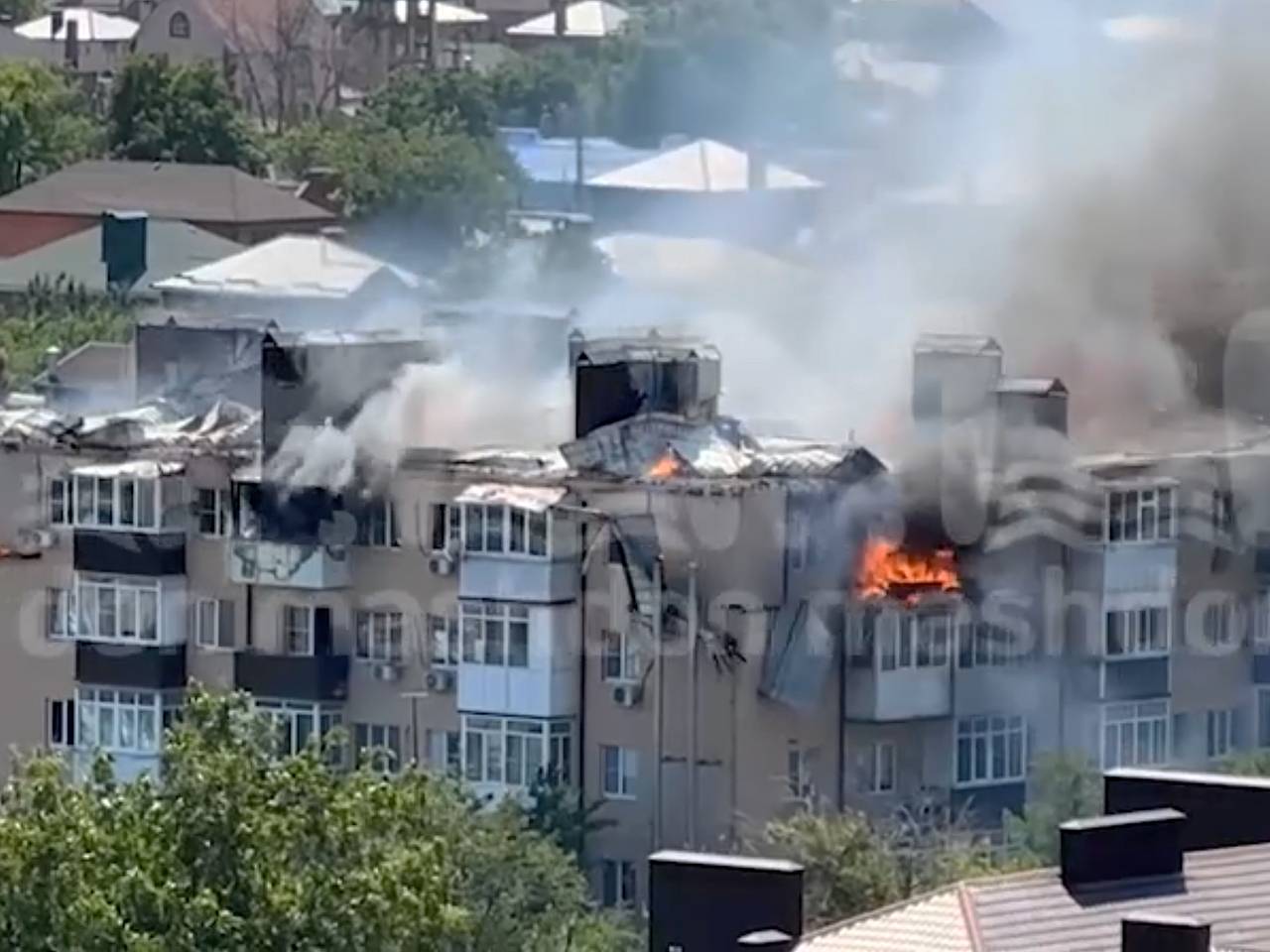 Полыхающую многоэтажку в российском городе сняли на видео: Общество:  Россия: Lenta.ru