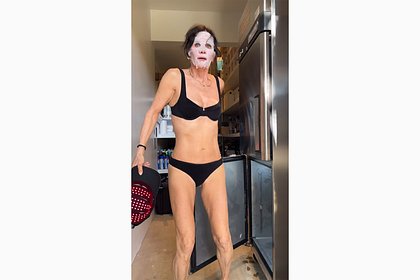 60-летняя Кортни Кокс в бикини вылезла из холодильника на видео