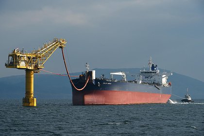 Поставки российской нефти за рубеж морем упали на рекордный уровень