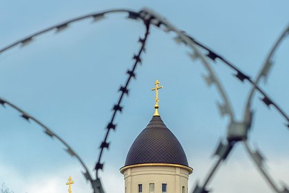 В российском регионе православную церковь начали обносить колючей проволокой