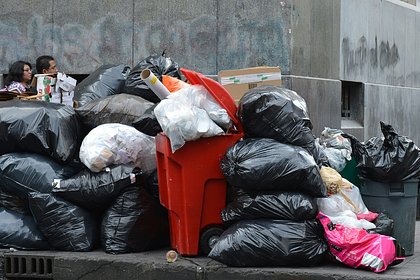 Пару оштрафовали на 135 тысяч рублей за уборку мусора с улицы