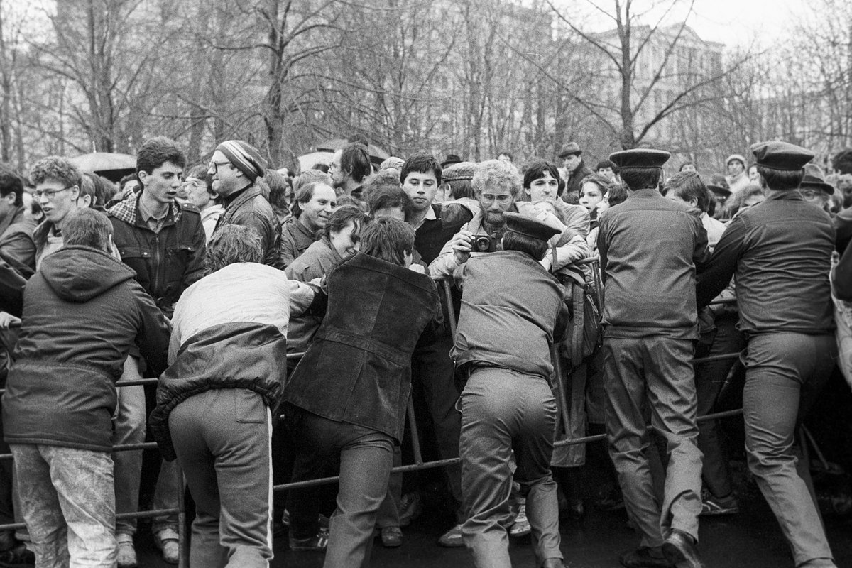 Участники несанкционированного митинга во главе с Новодворской протестуют против апрельских событий в Грузии 1989 года