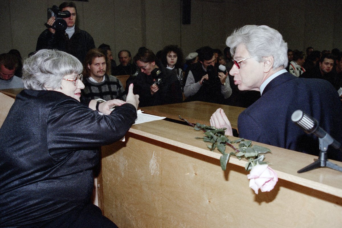 Лидер «Демократического союза» Новодворская и ее адвокат Генри Резник в Московском городском суде, 1996 год