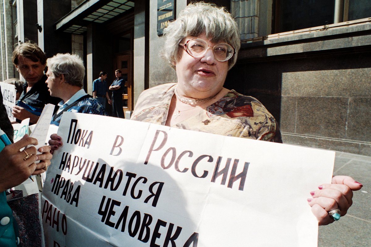 Правозащитница Валерия Новодворская в одиночном пикете у здания Госдумы, 1995 год 