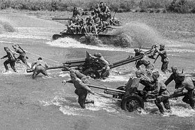 Переправа советских танков Т-34 и артиллерии вброд через небольшую реку на львовском направлении, 1944 год